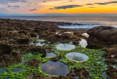 Paramoudras beach, Bask ülke, İspanya Jaizkibel gün batımında