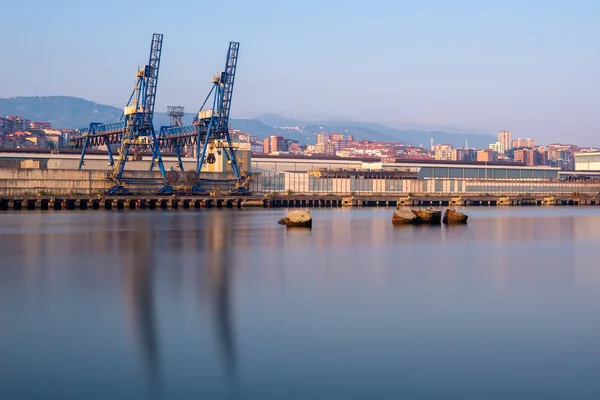 Grúas Largo Del Río Nervión Norte Industrial Bilbao País Vasco —  Fotos de Stock