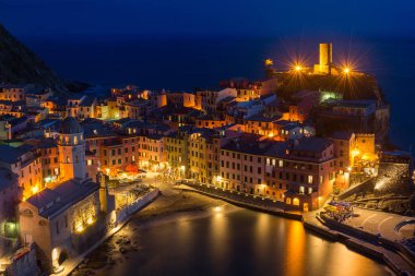 Geceleri Vernazza köyü, Cinque Terre, İtalya