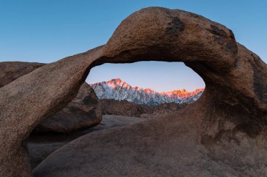 Mobius Doğal Kemer Alabama Hills gün doğumunda, Kaliforniya, Abd