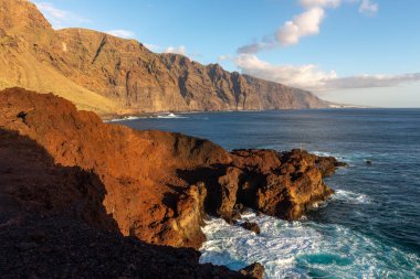 Los Gigantes kayalıkları (Giants kayalıkları) Punta de Teno pelerin Tenerife adasında, İspanya