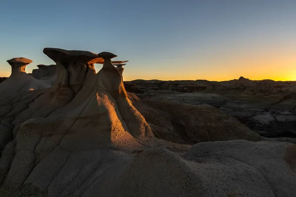 美国新墨西哥州Bisti Zin荒野区日出时的翼岩层 — 图库照片