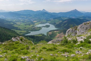 Orkatzategi Dağı 'ndan Urkulu rezervuarı, Guipuzcoa, İspanya