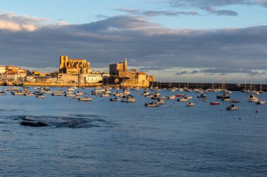 Gün doğumunda Castro Urdiales köyü, İspanya'da Cantabria