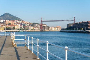 La Benedicta iskelesinden Bizkaia Asma Köprüsü ile Portekizete ve Getxo Panoraması, Bask Ülkesi, İspanya