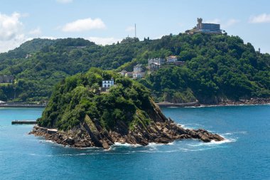 Donostia-San Sebastian koyunda Santa Clara Adası ve Igueldo Dağı, Bask Ülkesi, Ispanya