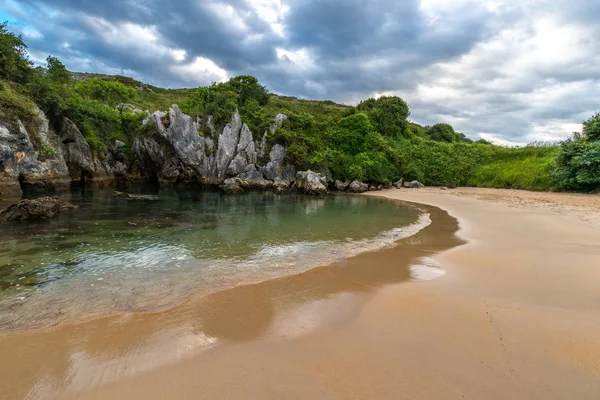 Playa Gulpiyuri Playa Interior Situada Cerca Llanes Asturias España — Foto de Stock