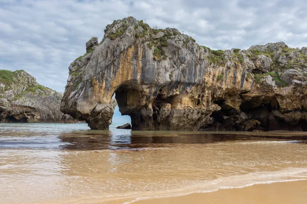 Natural Arch Plaży Cuevas Del Mar Asturias Hiszpania — Zdjęcie stockowe