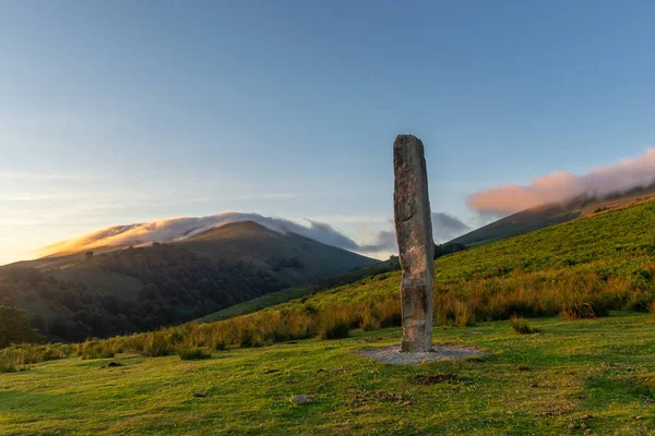 Menhir Arlobi Coucher Soleil Parc Naturel Gorbea Alava Espagne — Photo