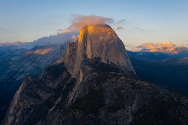 Yosemite Ulusal Parkı'ndaki Glacier Point'ten gün batımında Yarım Kubbe, Kaliforniya, ABD
