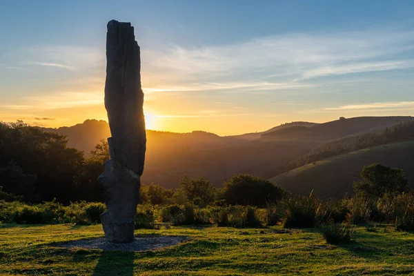 Menhir Von Arlobi Bei Sonnenuntergang Gorbea Naturpark Alava Spanien — Stockfoto