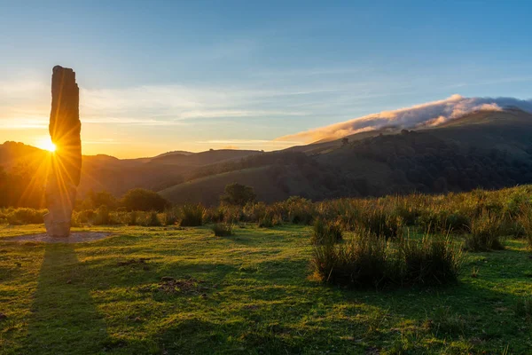 Menhir Arlobi Coucher Soleil Parc Naturel Gorbea Alava Espagne — Photo