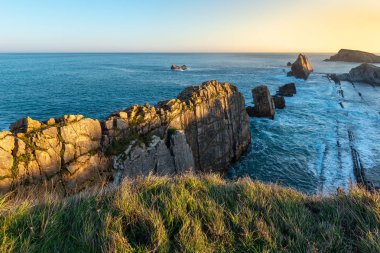 Kırık Kıyı (Costa Quebrada) gün doğumunda, Cantabria, İspanya