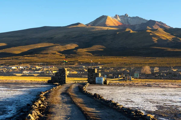 科克萨村和塞罗图纳帕火山 波托西 玻利维亚 — 图库照片