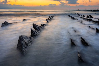 Günbatımında Sakoneta sahilinin sinekleri, Bask Sahili Geopark, İspanya