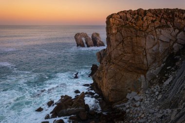 Kırık Kıyı (Costa Quebrada) gün doğumunda, Cantabria, İspanya
