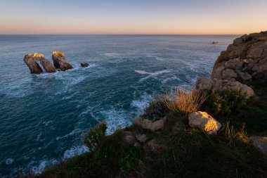 Kırık Kıyı (Costa Quebrada) gün doğumunda, Cantabria, İspanya