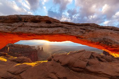 Mesa Kemeri gün doğumunda, Canyonlands Ulusal Parkı, Utah, ABD