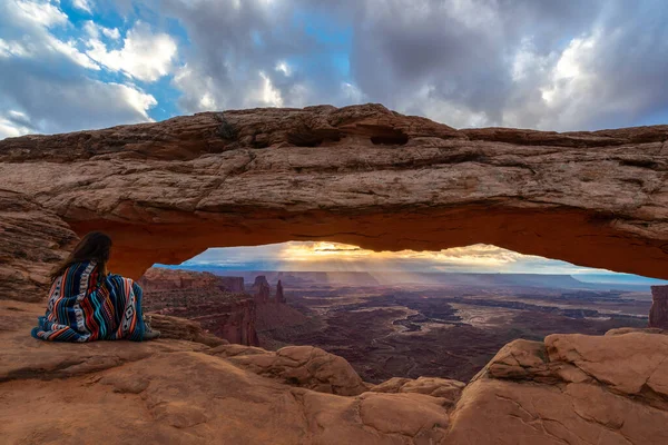 Woman Watching Sunrise Mesa Arch Canyonlands National Park Utah Usa — Stock Photo, Image