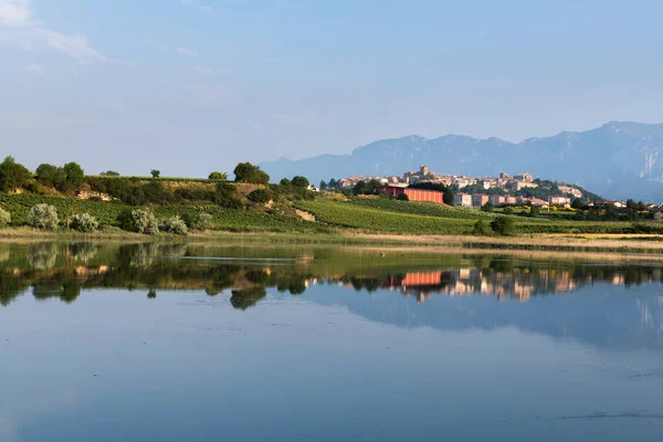 Lago Carralogroo Com Cidade Laguardia Como Fundo Rioja Alavesa Espanha — Fotografia de Stock