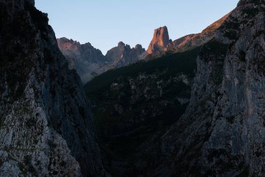 Picos de Europa Ulusal Parkı 'ndaki Camarmena köyünden Picu Urriellu olarak bilinen Naranjo de Bulnes, İspanya' daki Asturias