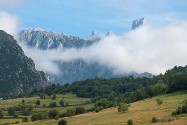 Picos de Europa Ulusal Parkı 'ndaki Pozo de la Oracion gözcü noktasından Picu Urriellu olarak bilinen Naranjo de Bulnes, İspanya' daki Asturias