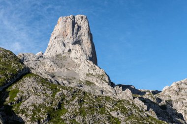 Picos de Europa Ulusal Parkı 'nda Picu Urriellu olarak bilinen Naranjo de Bulnes, İspanya' da Asturias