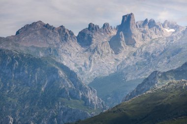 Picos de Europa Ulusal Parkı 'ndaki Pedro Udaondo Echevarria gözcü noktasından Picu Urriellu olarak bilinen Naranjo de Bulnes, İspanya' daki Asturias