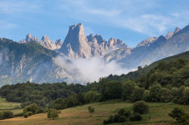 Picos de Europa Ulusal Parkı 'ndaki Pozo de la Oracion gözcü noktasından Picu Urriellu olarak bilinen Naranjo de Bulnes, İspanya' daki Asturias