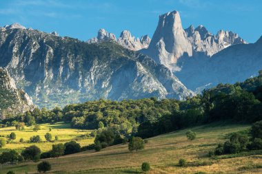 Picos de Europa Ulusal Parkı 'ndaki Pozo de la Oracion gözcü noktasından Picu Urriellu olarak bilinen Naranjo de Bulnes, İspanya' daki Asturias