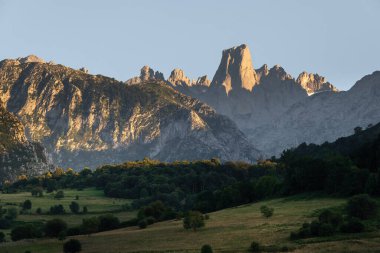 Picu Urriellu olarak bilinen Naranjo de Bulnes, Pozo de la Oracion 'dan gün batımında gözcü noktası, İspanya' nın Asturias kentindeki Picos de Europa Ulusal Parkı.