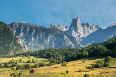 Picos de Europa Ulusal Parkı 'ndaki Pozo de la Oracion gözcü noktasından Picu Urriellu olarak bilinen Naranjo de Bulnes, İspanya' daki Asturias