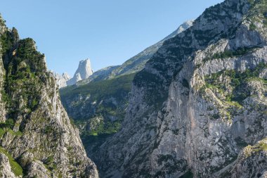 Picos de Europa Ulusal Parkı 'ndaki Camarmena köyünden Picu Urriellu olarak bilinen Naranjo de Bulnes, İspanya Asturias