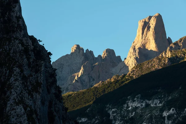 Naranjo Bulnes Conhecido Como Picu Urriellu Aldeia Camarmena Nascer Sol — Fotografia de Stock