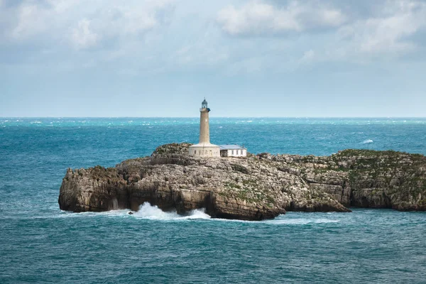 スペインサンタンデール湾マグダレナ半島からのムーロ灯台 — ストック写真