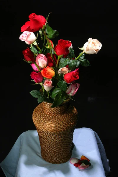 在黑色背景的玫瑰花瓶 — 图库照片