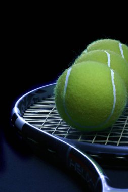 Rakette tenis topu