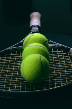Rakette tenis topu