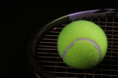 Rakette tenis topu