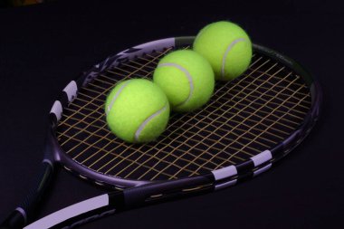 Rakette tenis topu
