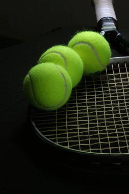 Rakette tenis topu