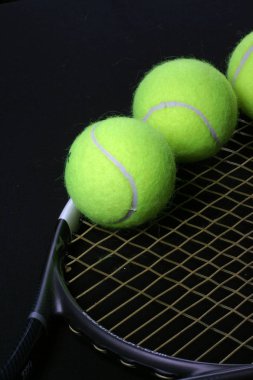 Rakette tenis topu