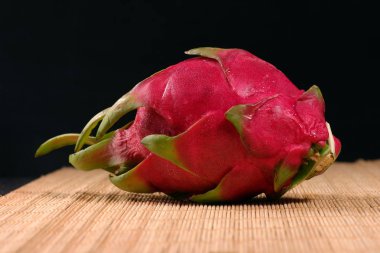 Ejderha meyvesine yaklaş.