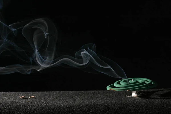 Füstölő Égető Egy Sötét Szobában — Stock Fotó