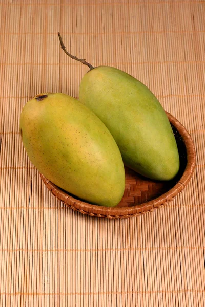 Sepet Olgun Mango — Stok fotoğraf