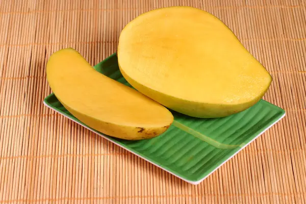 Mango Maturo Nel Cestino — Foto Stock