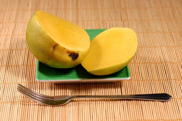 Mango Maturo Nel Cestino — Foto Stock