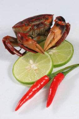 birtakım yengeç, biber ve limon