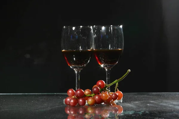 Paar Weingläser Mit Frischen Trauben — Stockfoto