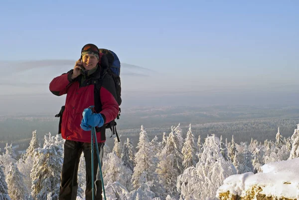 Hombre Viajero Sonriente Cima Una Montaña Hablando Teléfono Móvil Fondo — Foto de Stock